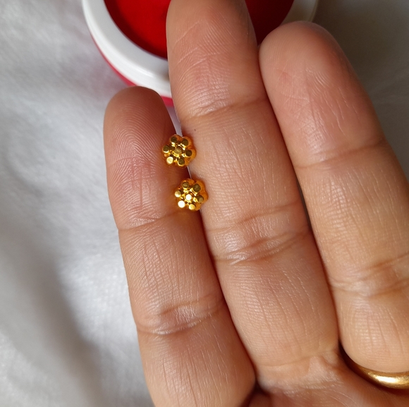 Beautiful new flower desine studs - Picture 5 of 8